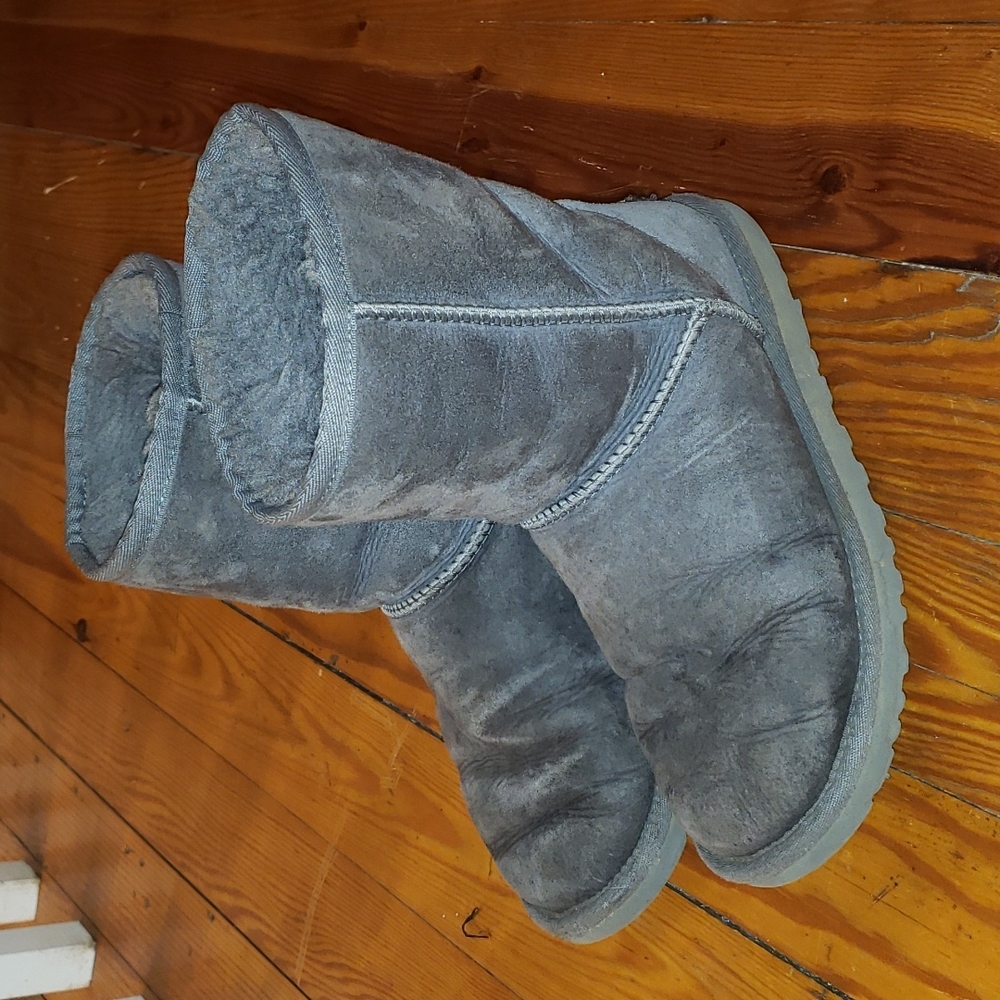 UGG Classic Short 2 Boot, Sized 6 in Grey.